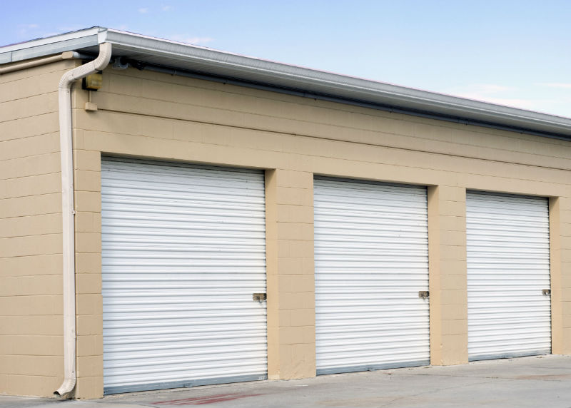 3 Benefits of Renting a Storage Unit and Hiring a Moving Service